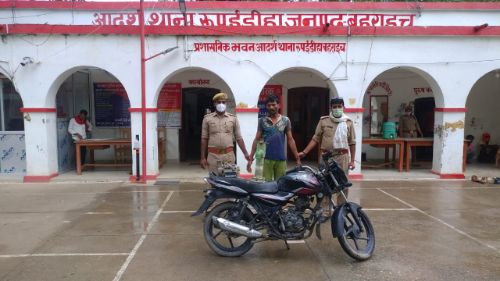 चोरी की एक मोटर साइकिल डिस्कवर , एक नल व एक टिल्लू पम्प  के साथ  01 नफर  अभियुक्त (हिस्ट्रीशीटर) गिरफ्तार। 