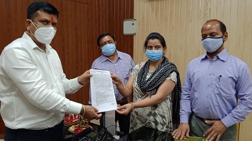 जिलाधिकारी ने कोविड संक्रमण से मृतक के आश्रित को प्रदान किया नियुक्ति पत्र।
