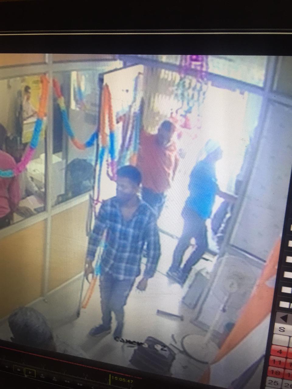 बाइक के बैग में रखे एक लाख रुपये से भरा बैग चुरा लिया। यह पूरी घटना सीसीटीवी कैमरे में कैद 