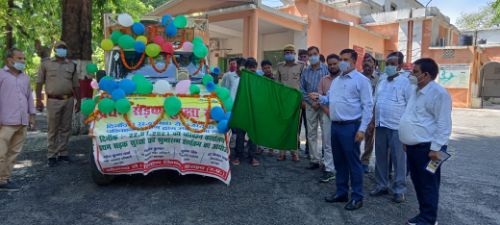 डीएम ने जागरूकता वाहन को हरी झण्डी दिखाकर किया रवाना।