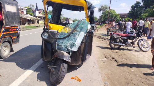 खड़े ट्रक में पीछे से ऑटो ने मारी टक्कर ऑटो सवार पांच घायल।