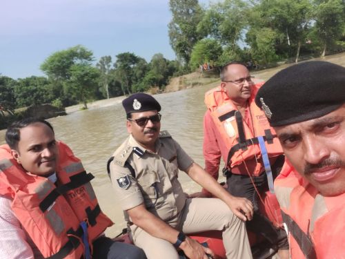 पानी की तेज वहाव के कारण मझारी बाँध में कटाव। DM,एवं SP, ने संभाली कमान।