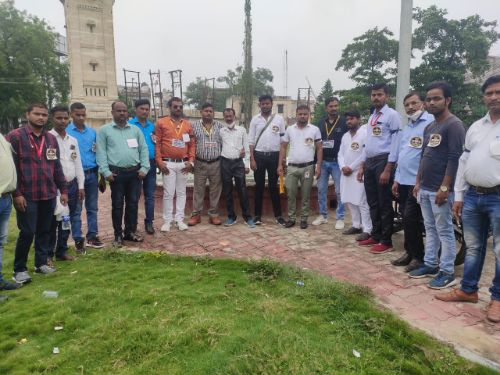 शहर की सड़कों पर उतरे सैकड़ों पत्रकार नगर कोतवाल को निलम्बित करने कि की मांग।