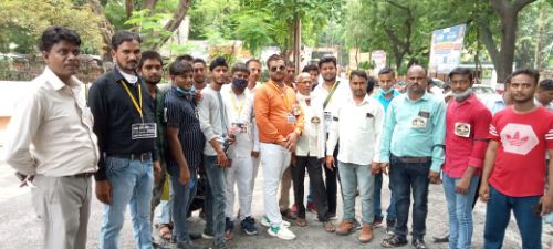 जिले के वरिष्ठ मान्यता प्राप्त पत्रकार के खिलाफ वगैर जाँच के झूठा मुकदमा लिखने के विरोध में सड़कों पर उतरे जिले के कई संगठनों के पत्रकार।