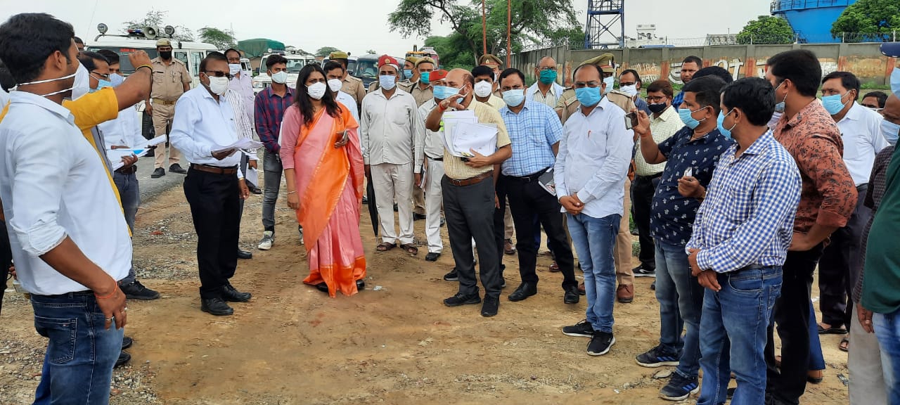 राज्य विश्वविद्यालय के निर्माण को लेकर डीएम ने एडीएम प्रशासन के साथ लोधा में भूमि का किया निरीक्षण
