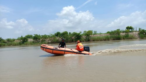 दो युवक चहलारी घाट पुल से नदी में कूदे ,नहीं लगा पता,NDRF टीम  व गोताखोरों की  मदद से दोनों युवकों की तलाश जारी।