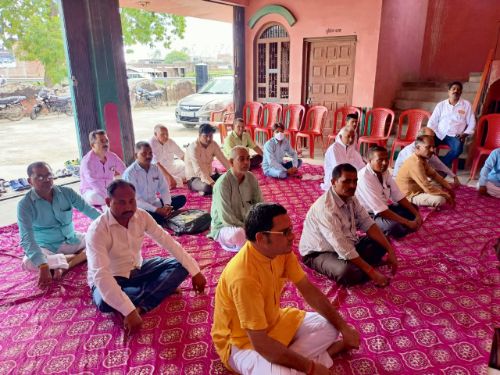 कैसरगंज के बरखुरद्वारापुर में आयोजित हुई राष्ट्रीय स्वयंसेवक संघ गुरु दक्षिणा कार्यक्रम।