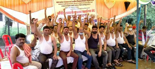 संयुक्त मोर्चा संगठन जिला छतरपुर द्वारा अर्धनग्न धरना प्रदर्शन कर जताया गया सरकार के विरोध एवं आक्रोश, धरने पर बैठे संपूर्ण संगठन कल रैली निकालकर छतरप