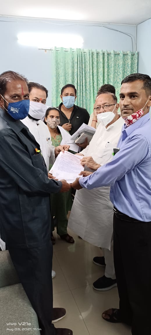 राष्ट्रीय मजदूर कांग्रेस के जिला अध्यक्ष धर्मेंद्र चौबे ने कर्मचारियों की समस्याओं को लेकर की मुलाकात