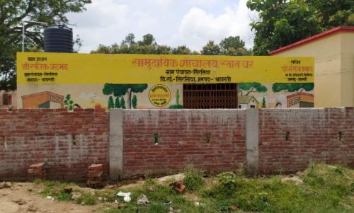 सामुदायिक शौचालय के सामने स्वास्थ्य विभाग ने उठाई जबरन बाउंड्री वाल। 