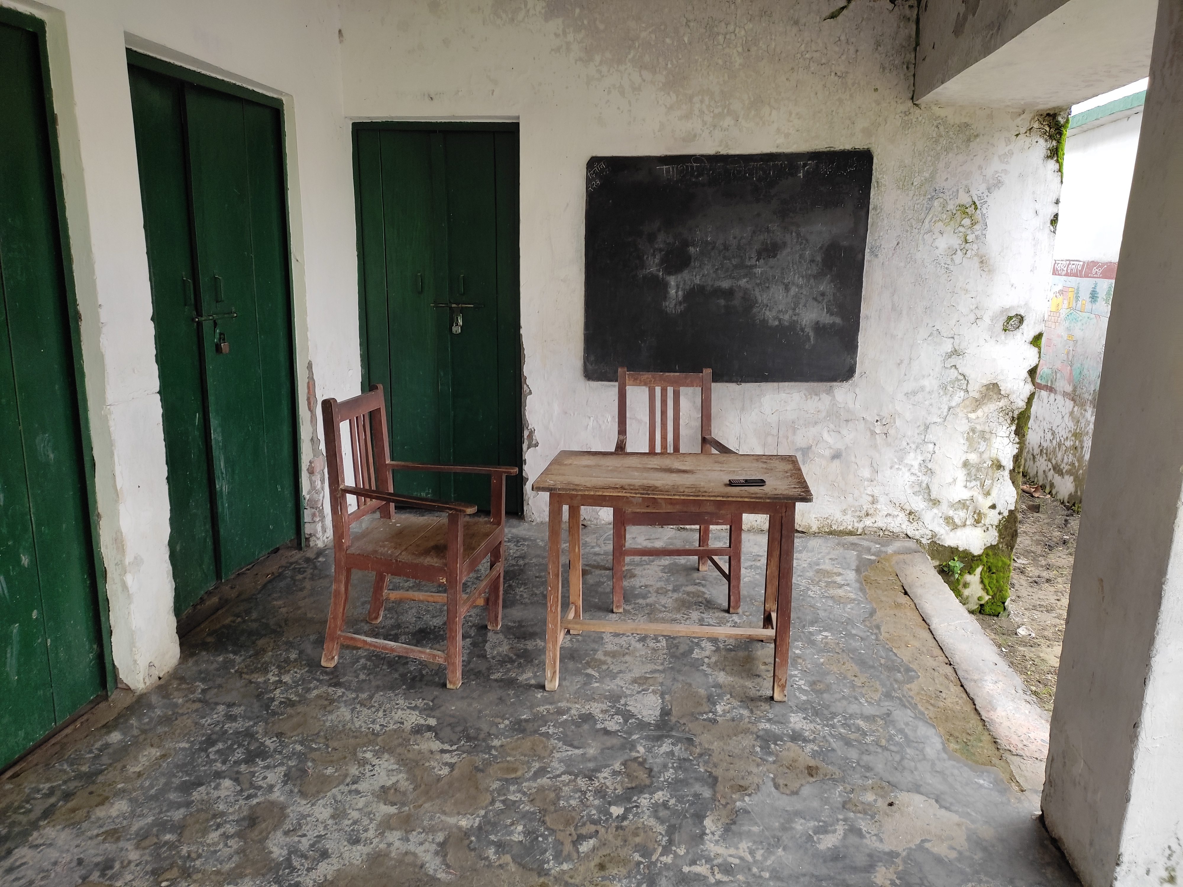 उत्तर प्रदेश का एक ऐसा  प्राथमिक विद्यालय जहां पर प्रधानाध्यापक व सहायक अध्यापक नहीं आते हैं बल्कि रसोईया चलाती हैं विद्यालय