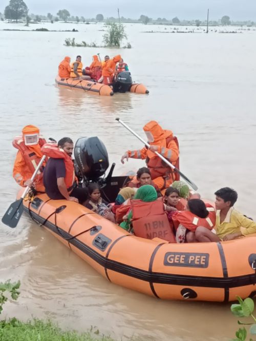 बाढ़ आपदा का प्रकोप भारी, एनडीआरएफ का बचाव अभियान जारी।