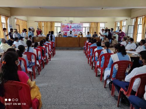हक की बात जिलाधिकारी के साथ’’ कार्यक्रम में डीएम से रू-ब-रू हुई छात्राएं।