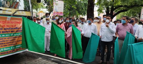कृषक अध्ययन भ्रमण दल को सदर विधायक व डीएम ने दिखायी हरी झण्डी।