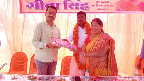 हरियाली तीज पर सम्मानित हुए ब्लॉक प्रमुख व समाज सेवी।