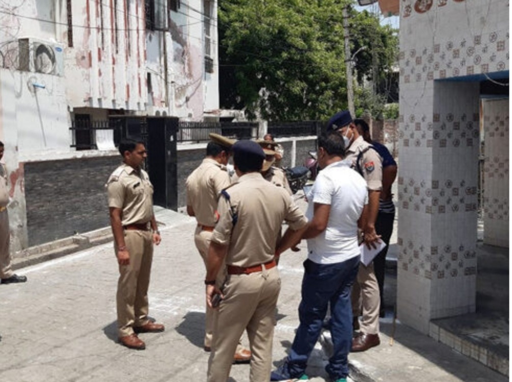 मथुरा में कानून व्यवस्था को खुली चुनौती देते हुए बदमाशों ने 1 करोड़ से अधिक की नगदी की लूट को दिया अंजाम