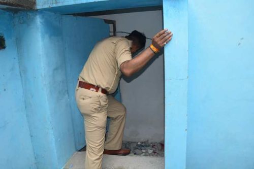 मेरठ: कुर्की के दौरान नशे कारोबारी के घर मे मिला तहखाना।
