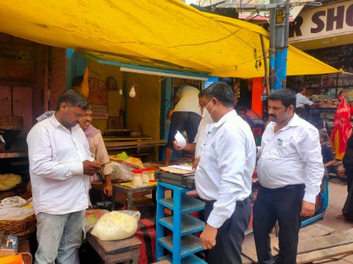 खाद्य सुरक्षा अधिकारियों की टीम ने संग्रहीत किया खोया नमूना। 