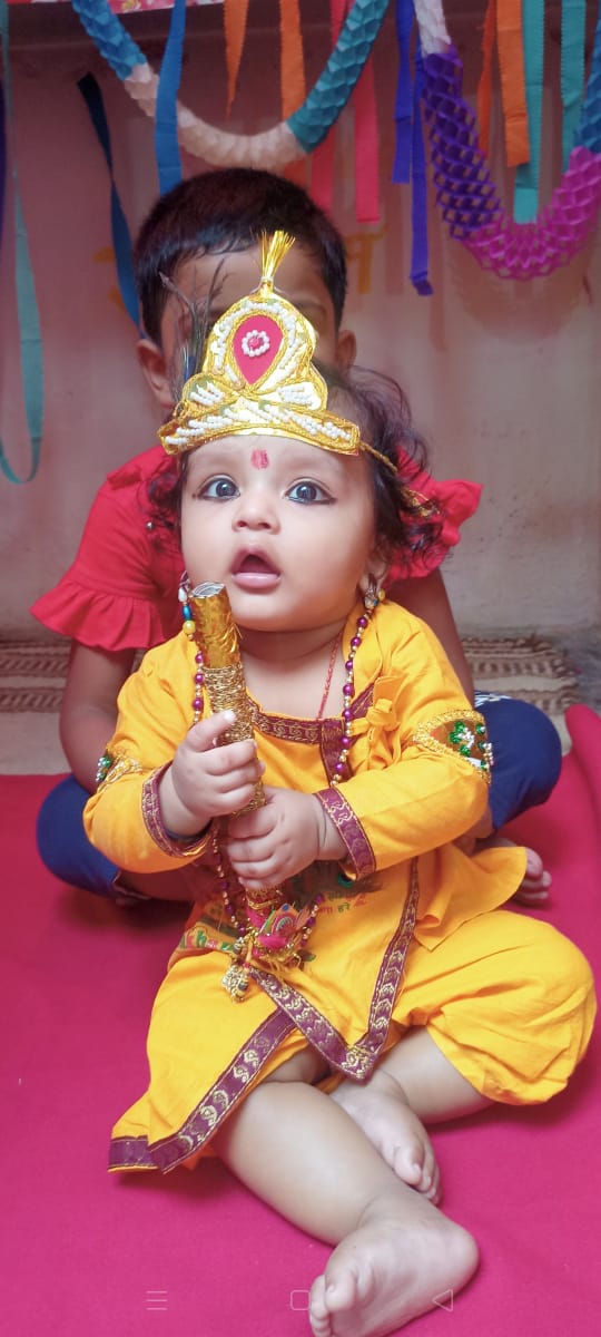 जश्न में डूबे लोग जन्मे कृष्ण कन्हाई नंद बाबा के घर बाजे बधाई