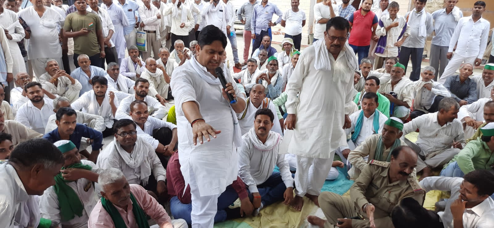 आठ सूत्रीय मांगों को लेकर भाकियू अम्बावता ने मांट तहसील पर दिया धरना