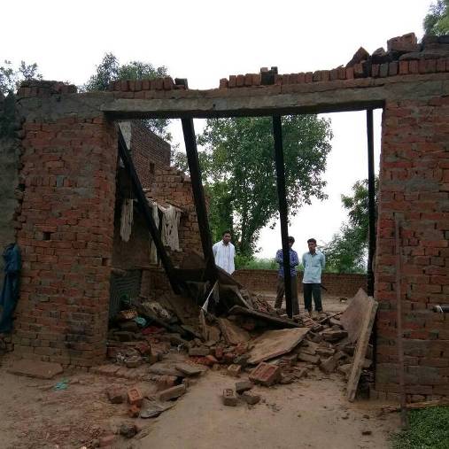 बारिस से मकान का छज्जा गिरने से महिला सहित चार घायल