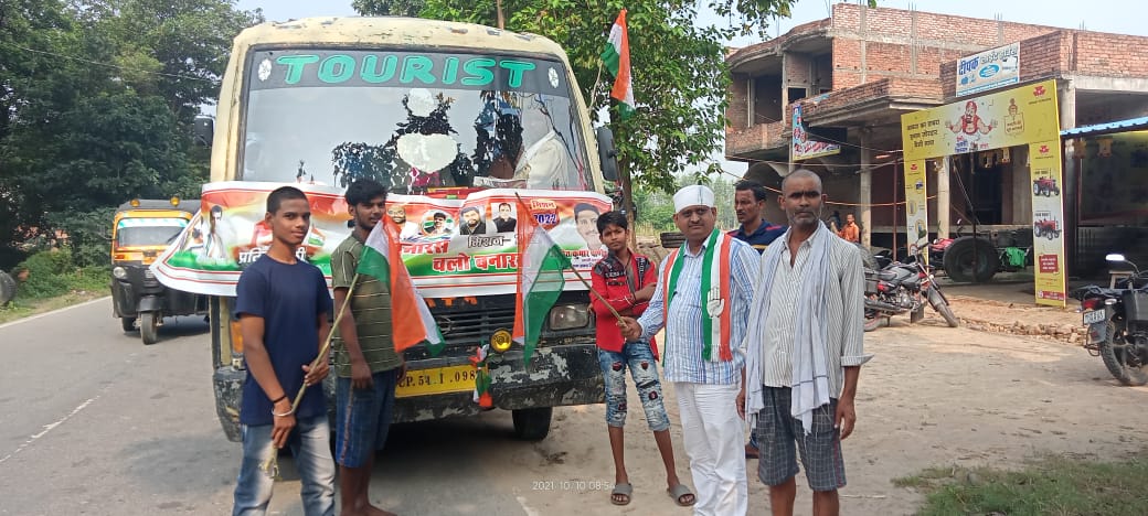 प्रियंका गांधी की काशी में रैली में जाते हुए प्रत्याशी अजीत कुमार पांडे