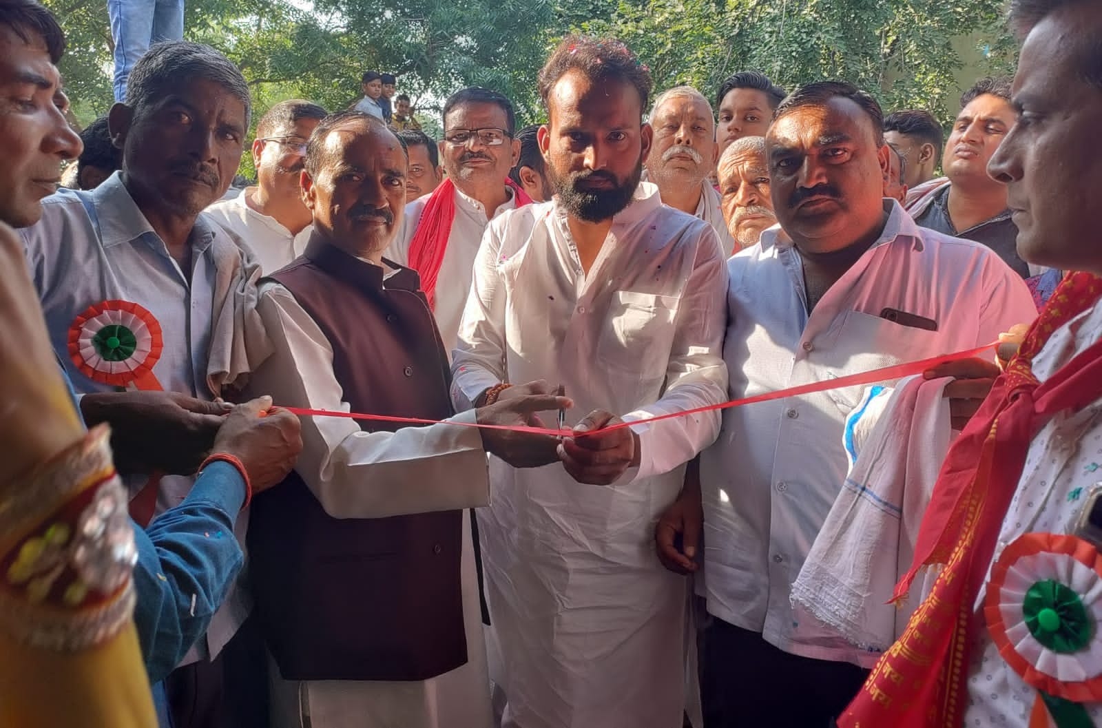 सालपुर में रामलीला मेले का फीता काटकर शुभारंभ करते हुए तेजेंद्र सिंह।