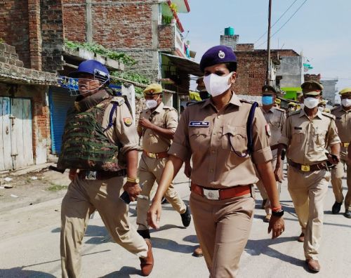 पुलिस अधीक्षक ने खैरा बाजार में पुलिस बल के साथ पैदल गश्त किया।
