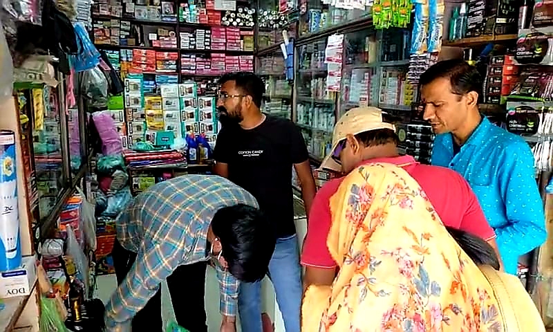 अमानक पन्नी मिलने पर दुकानदारो पर लगा तगड़ा जुर्माना  कलेक्टर ने दिया सतत अभियान जारी रखने के निर्देश