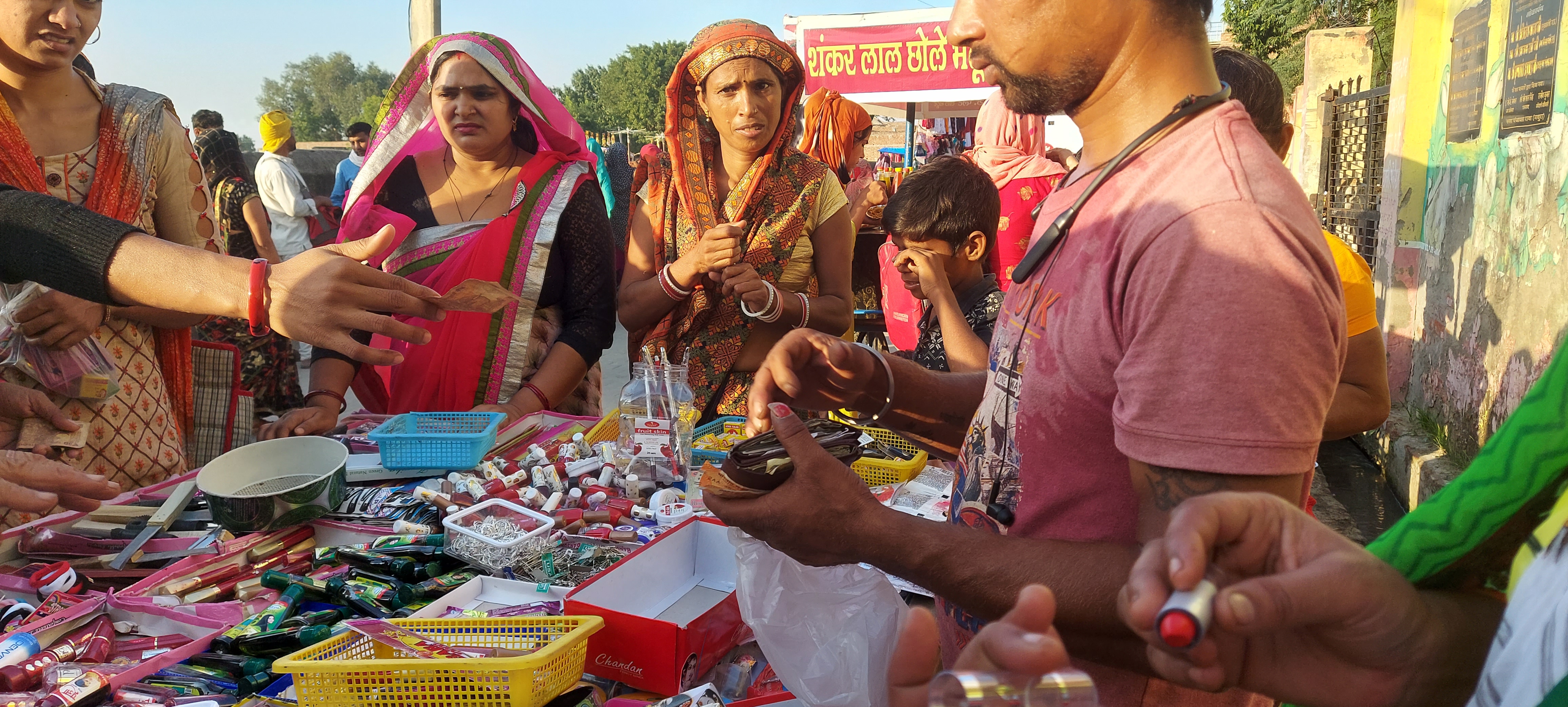 इस बार करवाचौथ को लेकर बाजारों की रौनक में चार चांद 