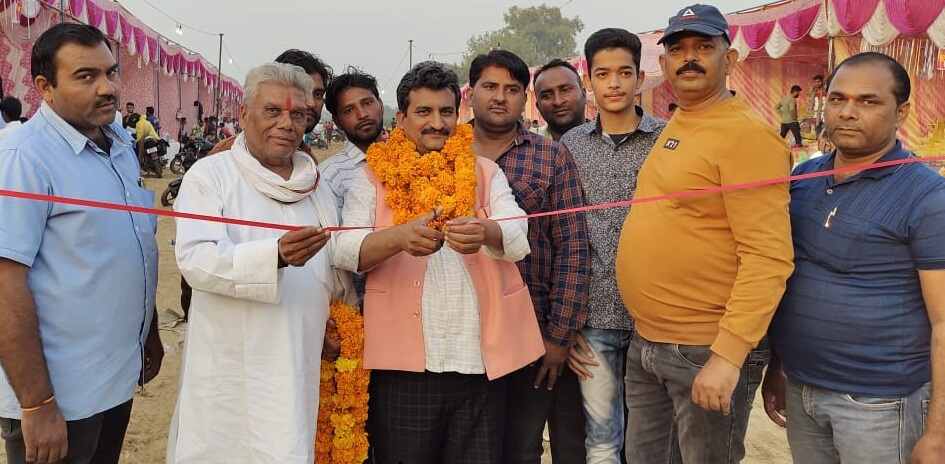      आतिशबाजी बाजार का चैयरमेन नें फीता काट कर किया शुभारंभ 