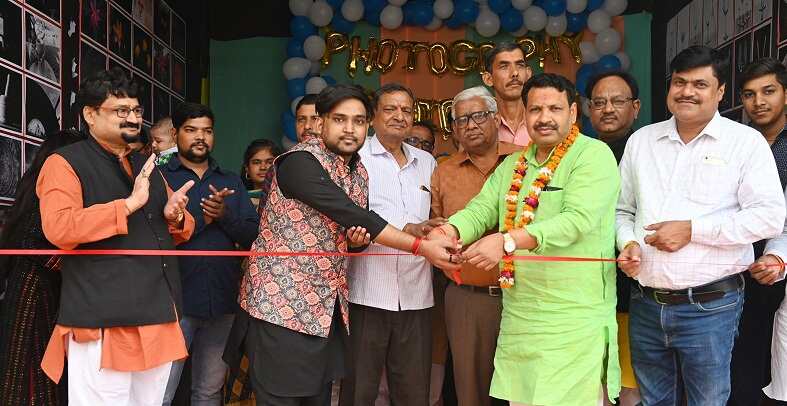  खैर विधायक ने फोटो प्रर्दशनी का फीता काट कर किया शुभारभ्ंा