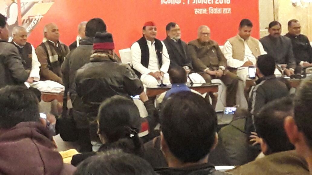 बिल्डिंग का रंग बदलने से कुछ नहीं होगा. विकास करो. लोग खुश होंगे. तब चेहरे का रंग बदलेगा.अखिलेश यादव/ रिपोर्ट सुरूर खान लखनऊ