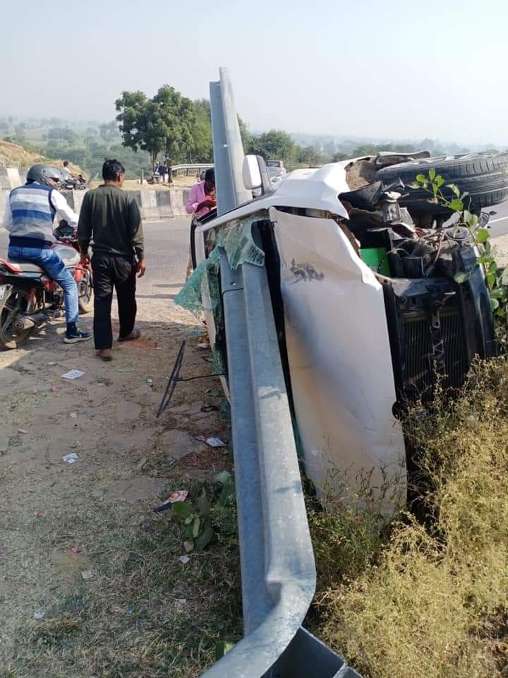 कार डिवाइडर से टकराई
