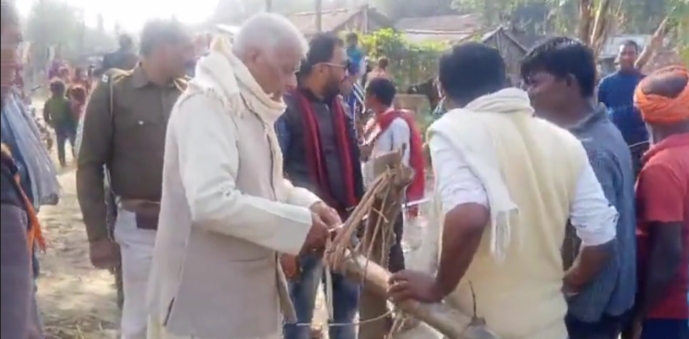बेलदौर प्रखंड के विधायक पन्नालाल पटेल के द्वारा मुख्यमंत्री सड़क का किया गया शिलान्यास 