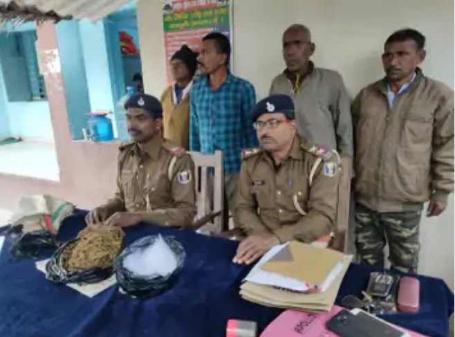 खगड़िया में गांजा तस्कर पिता-पुत्र गिरफ्तार:किराना दुकान और खेती की आड़ में गांजा तस्करी करते थे दोनों, 700 ग्राम गांजा के साथ धराए