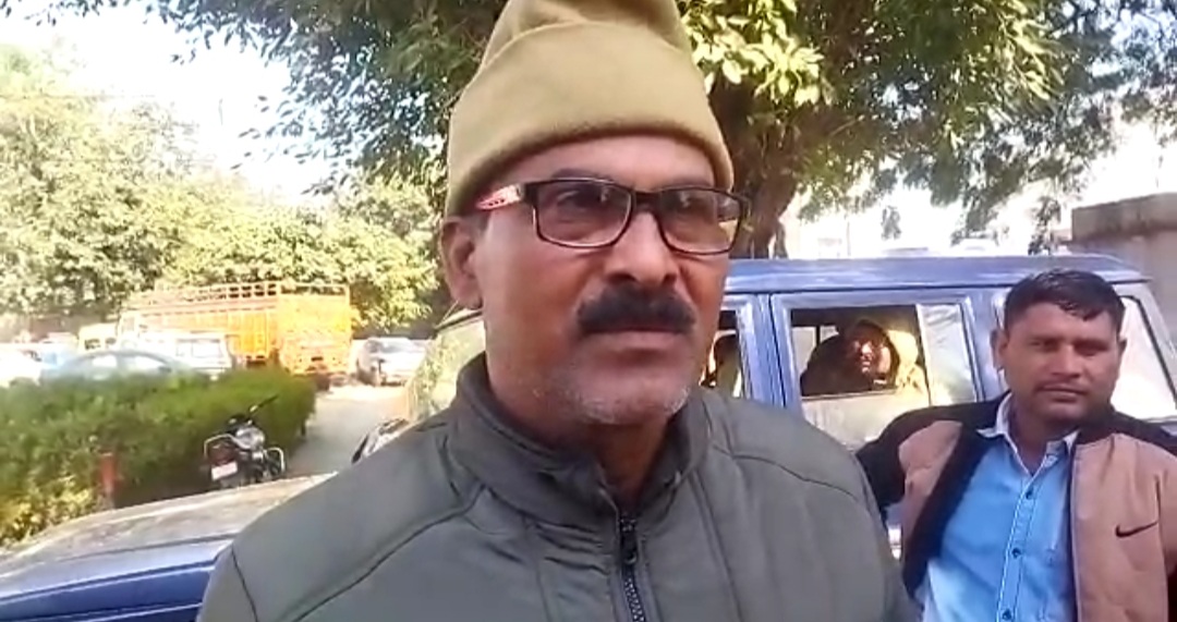 झगड़े की सूचना पर पहुँची पुलिस पर ग्रामीणों ने किया पथराव