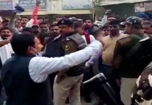 खगड़िया में प्रमुख चुनाव के दौरान जमकर हंगामा:चुनाव में धांधली का आरोप लगा एक उम्मीदवार के समर्थक ने किया बवाल, पुलिस ने चटकाई लाठियां