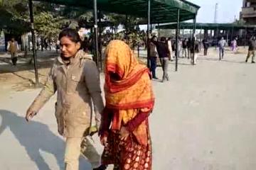 प्रेमी के साथ कमरे में बेटी को आपत्तिजनक हालत में देखकर जब पिता ने विरोध जताया तो बेटी और उसके प्रेमी ने मिलकर 