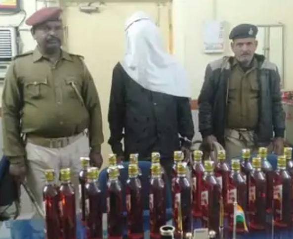 शराब की खेप ले जा रहे एक तस्कर को मंगलवार को गिरफ्तार किया है। 