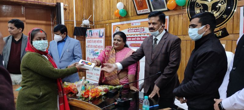 मुख्यमंत्री के हाथों प्रदेश की आशाओं को मिली स्मार्ट फोन की सौगात।