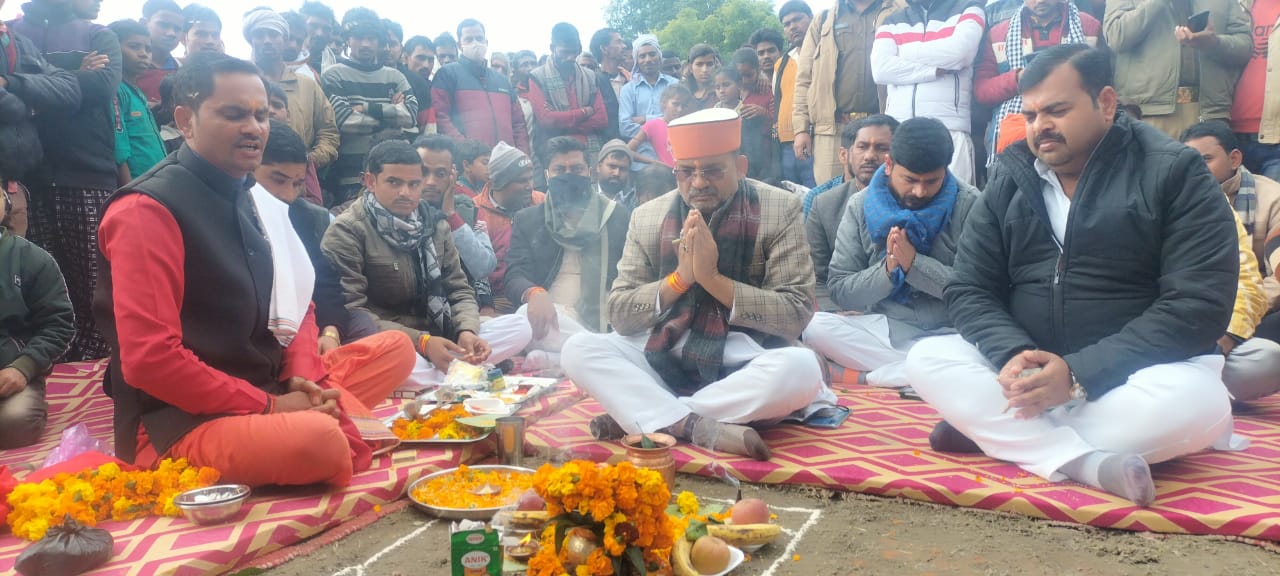विधायक सुरेश्वर सिंह ने किया मेटरिया घाट पुल व पांच सड़कों का शिलान्यास।