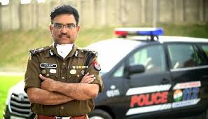 उत्तरप्रदेश-  चुनाव भाजपा में शामिल हो चुके कानपुर CP असीम अरुण साहब वर्दी में संदेश जारी कर रहें हैं ,कब जागेगा चुनाव आयोग??