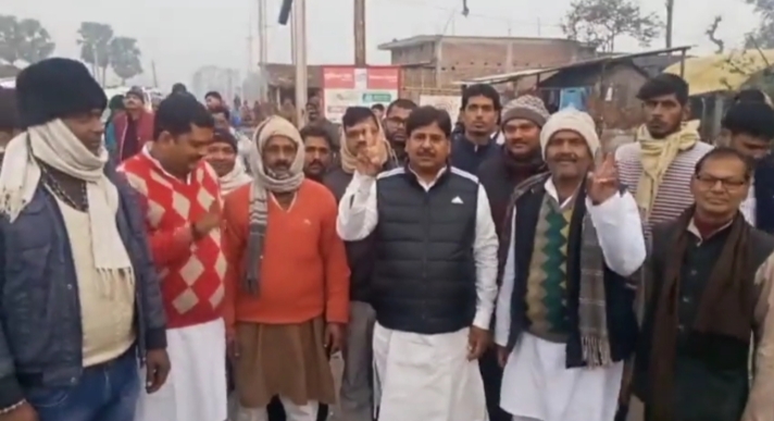 एमएलसी प्रत्याशी मनोहर यादव के द्वारा नवनिर्वाचित प्रतिनिधियों का अंग वस्त्र किया देकर किया सम्मान 