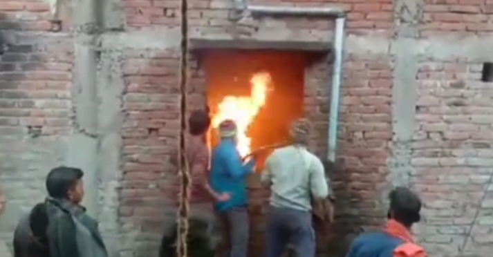 गैस सिलेंडर में रिसाव होने के बाद लगी तीन घर में लगा आग 