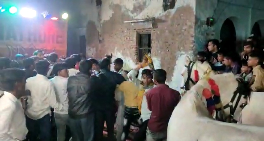  कमई गाँव के दबंगों ने बारातियों के साथ की मारपीट वीडियो वायरल