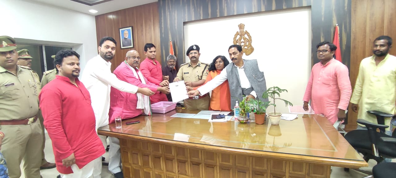 समाजवादी पार्टी के कार्यकर्ताओं ने बहराइच पुलिस अधीक्षक को दिया ज्ञापन।