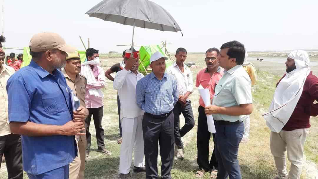 जिलाधिकारी श्री संजय कुमार सिंह ने अपर जिलाधिकारी एवं अधिशाषी अभियंता सिचाई के साथ कुडरी सारंगपुर बाढ़ परियोजना का जिलाधिकारी ट्रैक्टर की सहायता से गं