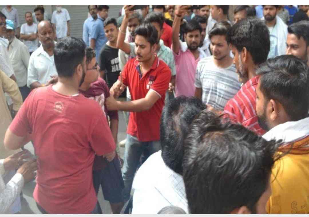 चौक से कब्जे हटाने की जिद पर अड़े बर्तन व्यापारी, दुकानें रखीं