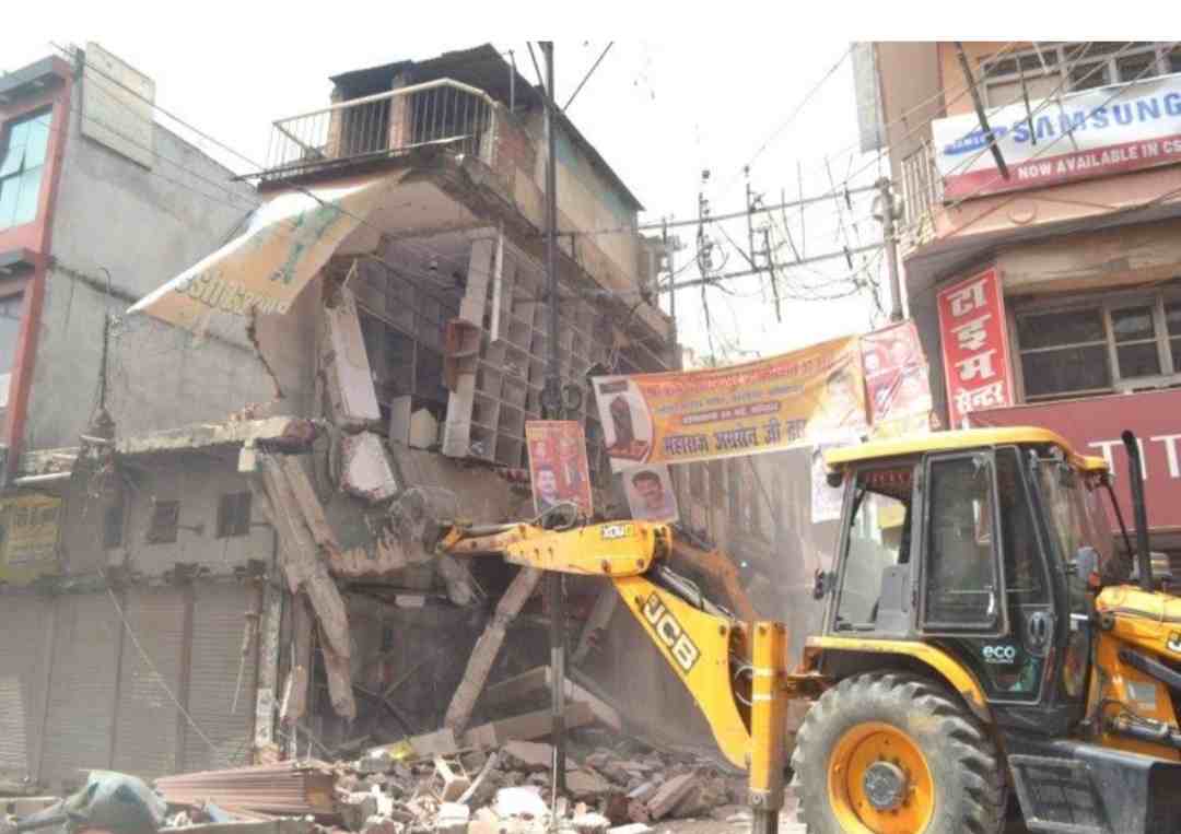 चौक पर दुकान गिराई, व्यापारियों ने निकाला जुलूस